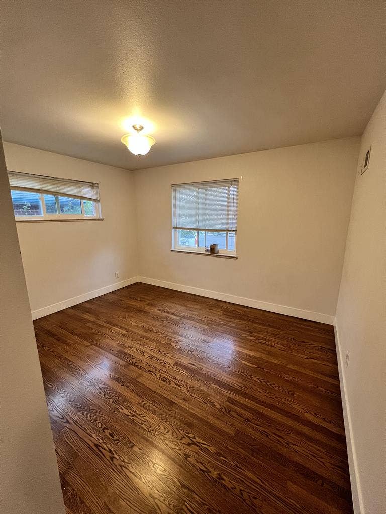 Spacious Sunny Room in NE Denver