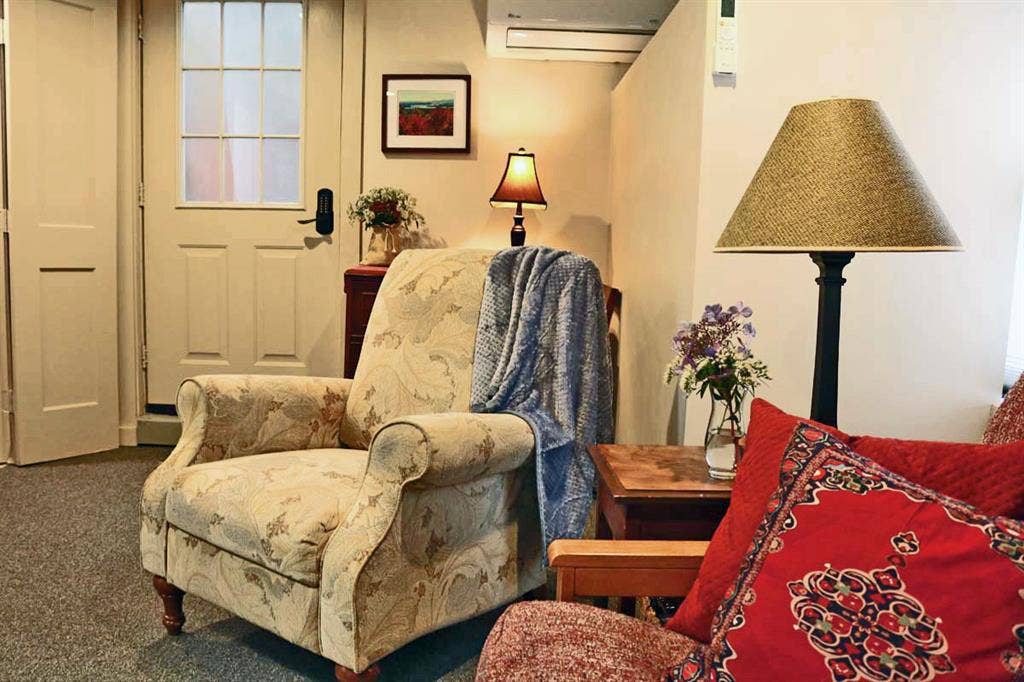 Furnished Studio | Center Conway
