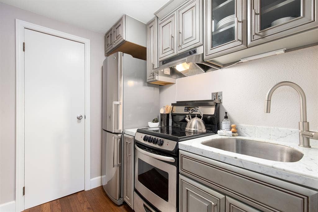 ELEGANT FIRST HILL STUDIO FOR RENT