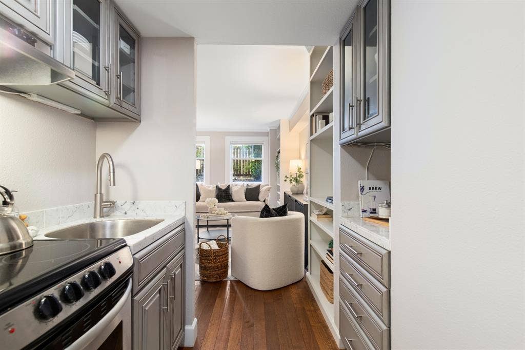 ELEGANT FIRST HILL STUDIO FOR RENT