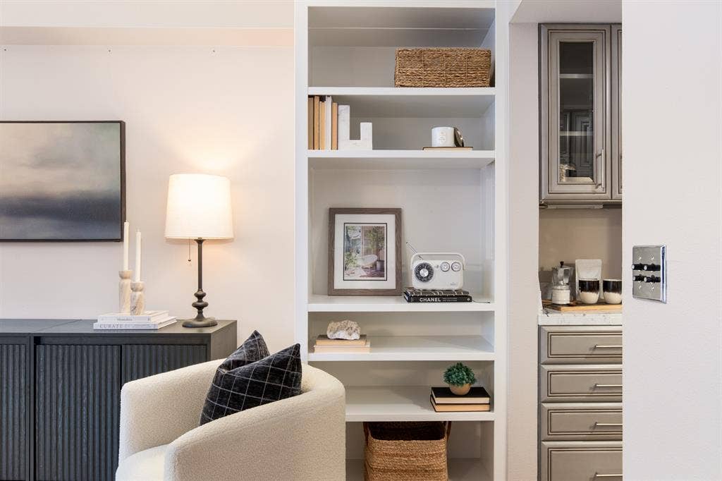 ELEGANT FIRST HILL STUDIO FOR RENT