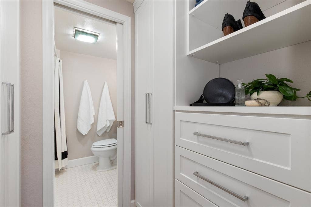 ELEGANT FIRST HILL STUDIO FOR RENT