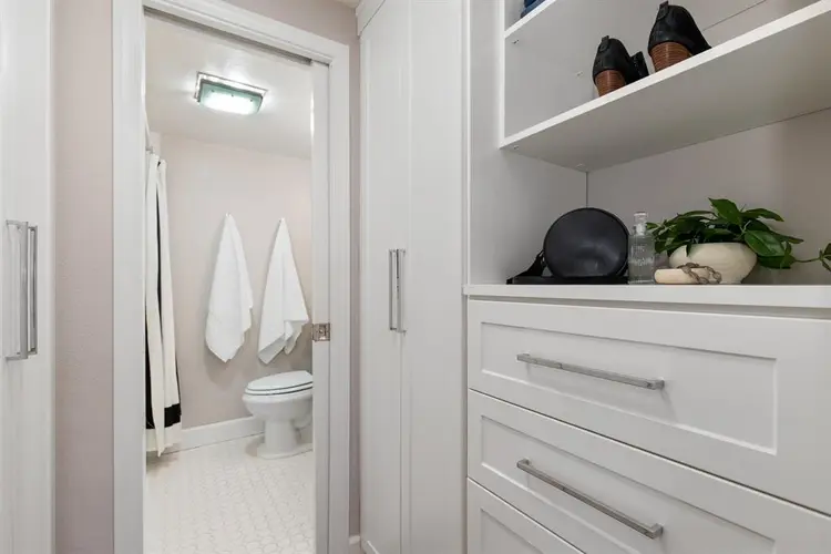ELEGANT FIRST HILL STUDIO FOR RENT