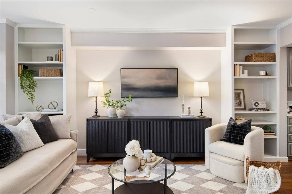 ELEGANT FIRST HILL STUDIO FOR RENT