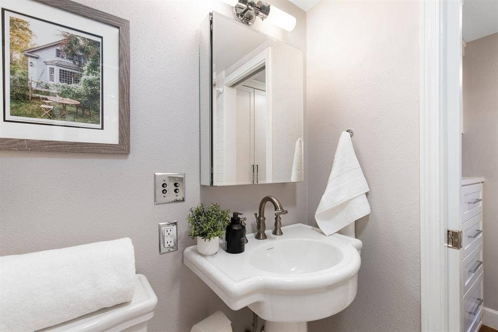 ELEGANT FIRST HILL STUDIO FOR RENT