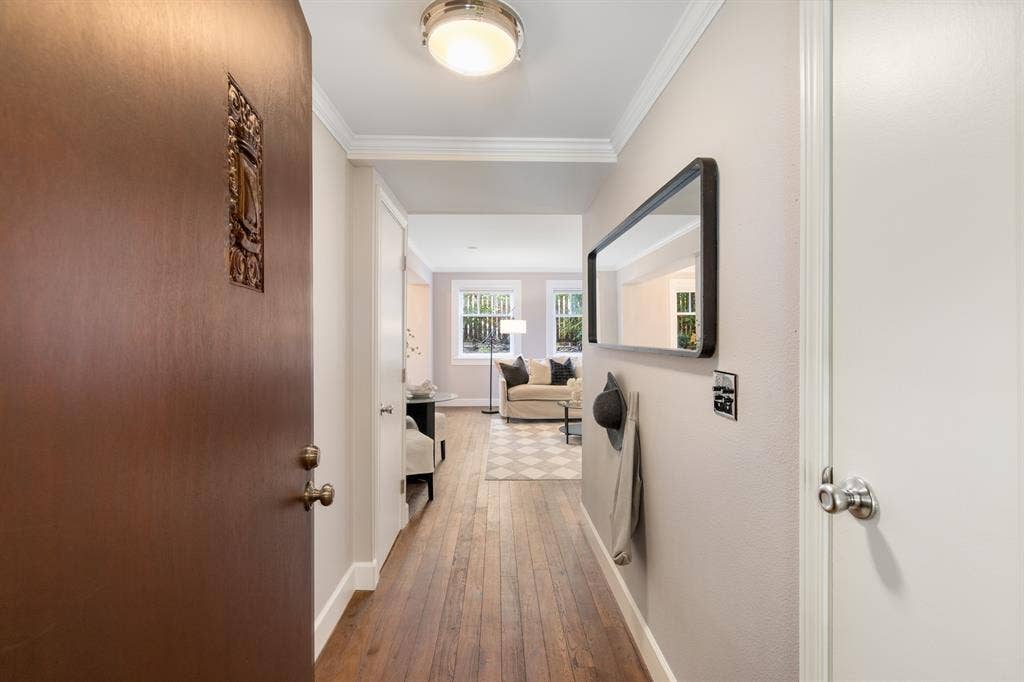 ELEGANT FIRST HILL STUDIO FOR RENT