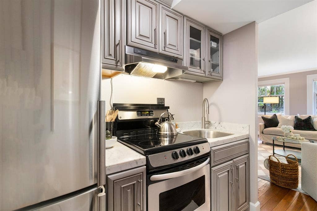 ELEGANT FIRST HILL STUDIO FOR RENT