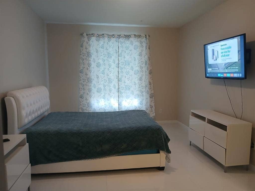 Looking for a roomate