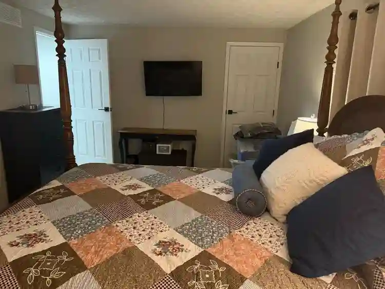 Two bed 1.5 bath split level apar