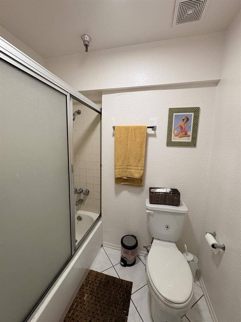 Room Available Nov 1 in Hollywood