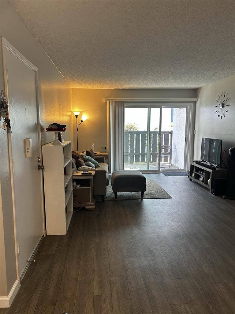 Large room in furnished apartment
