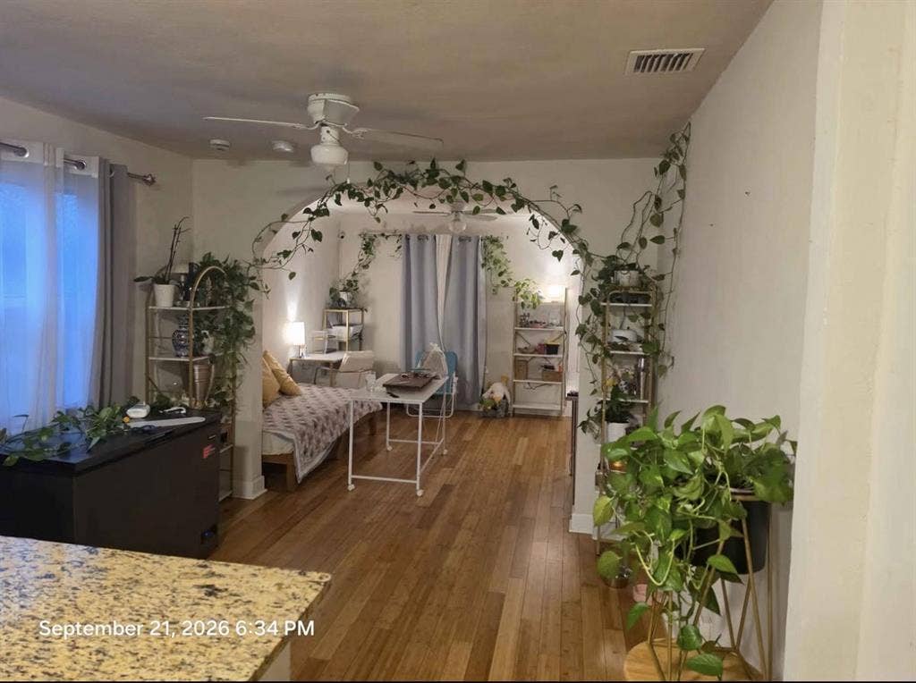 (Two) ROOMs AVAILABLE FOR RENT.