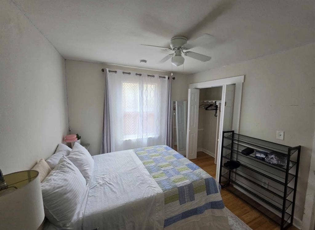 (Two) ROOMs AVAILABLE FOR RENT.