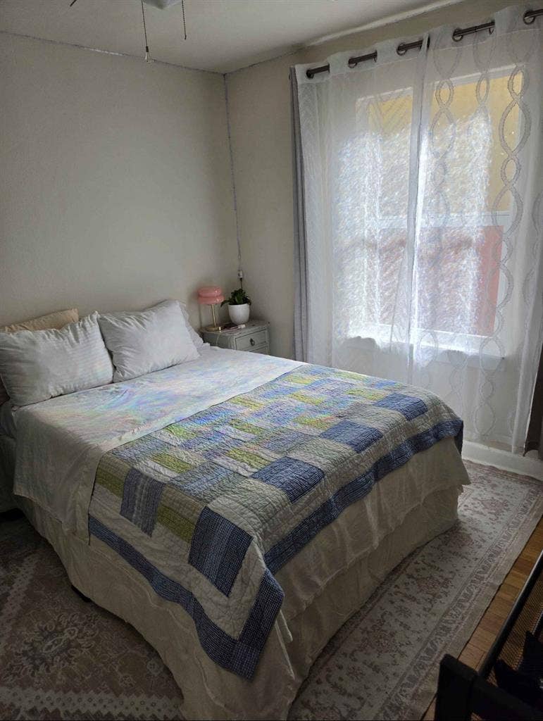 (Two) ROOMs AVAILABLE FOR RENT.