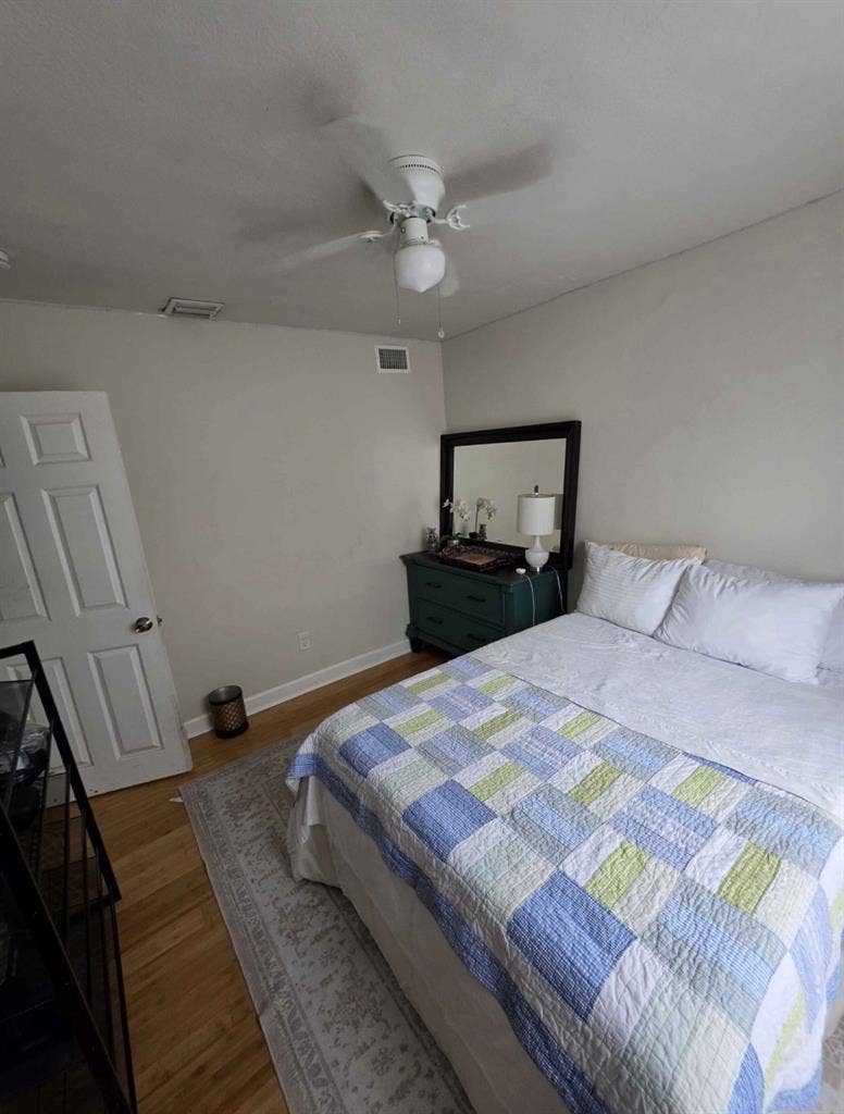 (Two) ROOMs AVAILABLE FOR RENT.