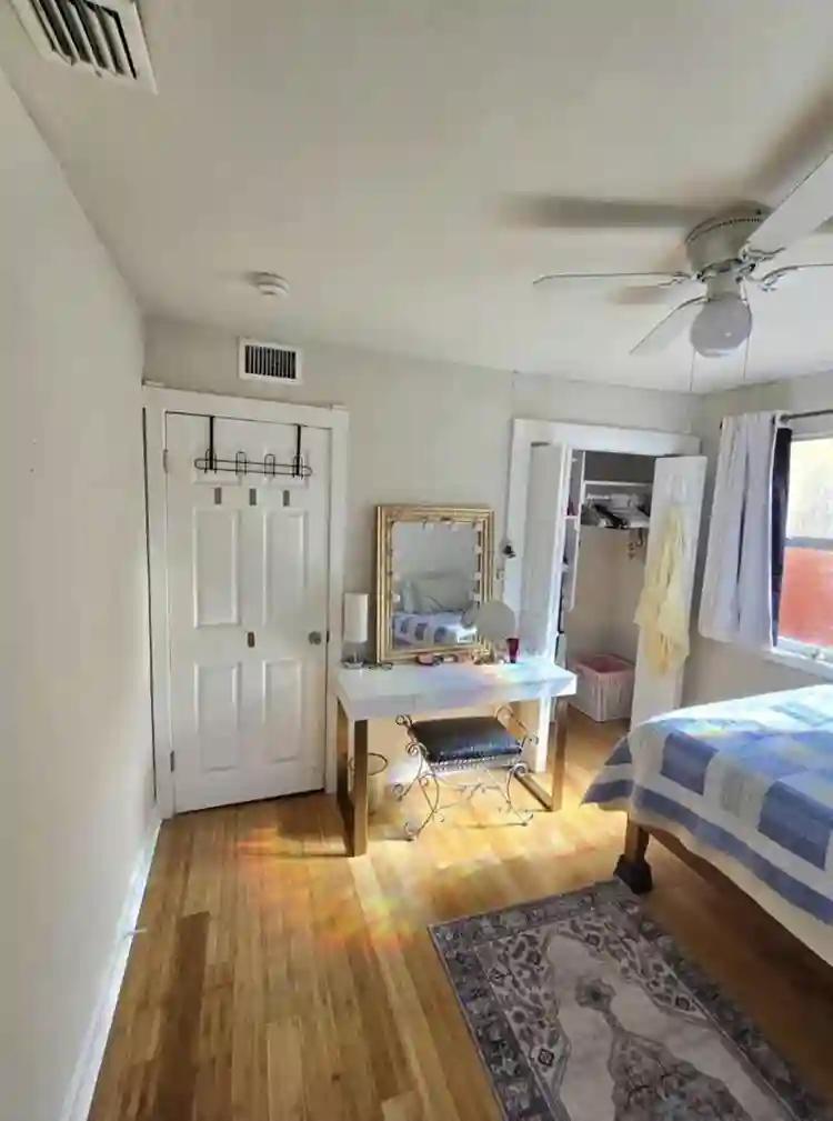 (Two) ROOMs AVAILABLE FOR RENT.