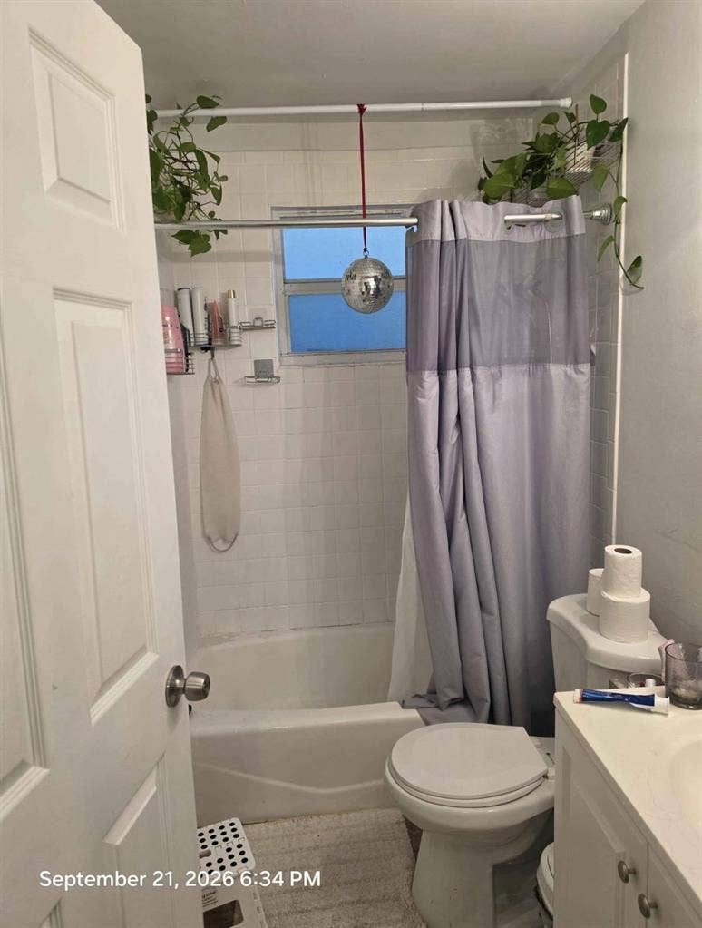 (Two) ROOMs AVAILABLE FOR RENT.