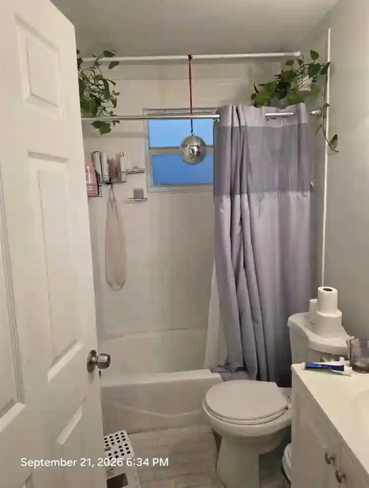 (Two) ROOMs AVAILABLE FOR RENT.