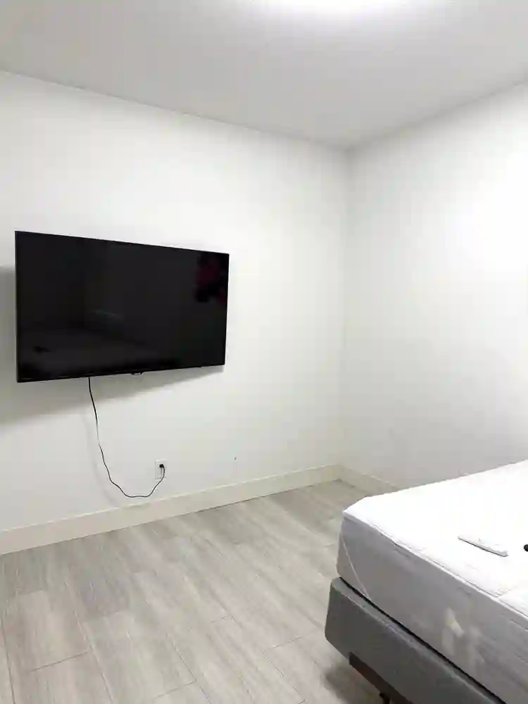 Female Tenants Spacious Clean Rooms