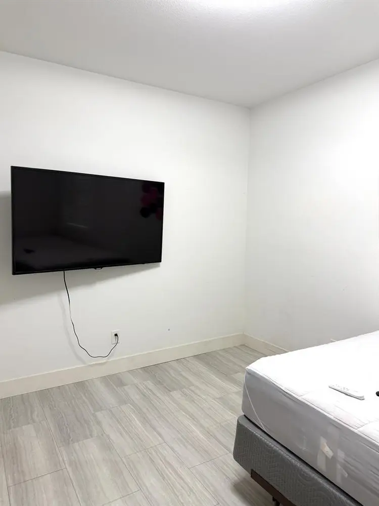 Female Tenants Spacious Clean Rooms