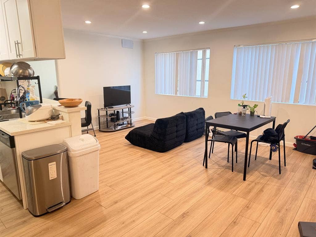 Looking for Roommate