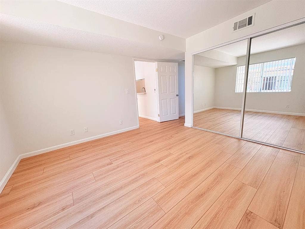 Looking for Roommate