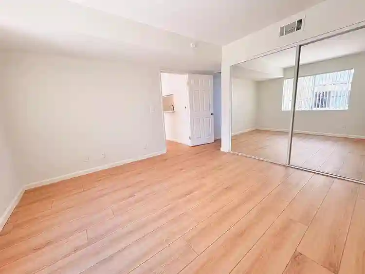 Looking for Roommate