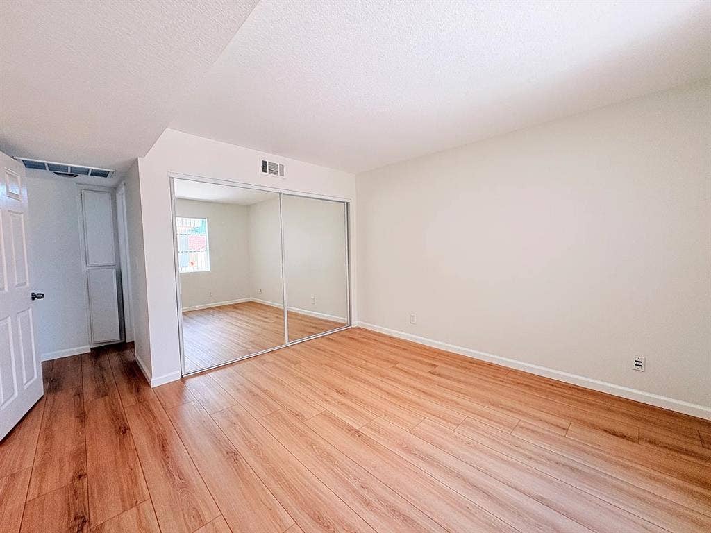 Looking for Roommate