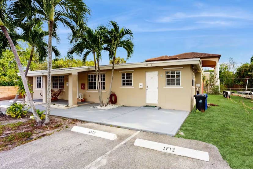 Charming Home - Enclosed Yard