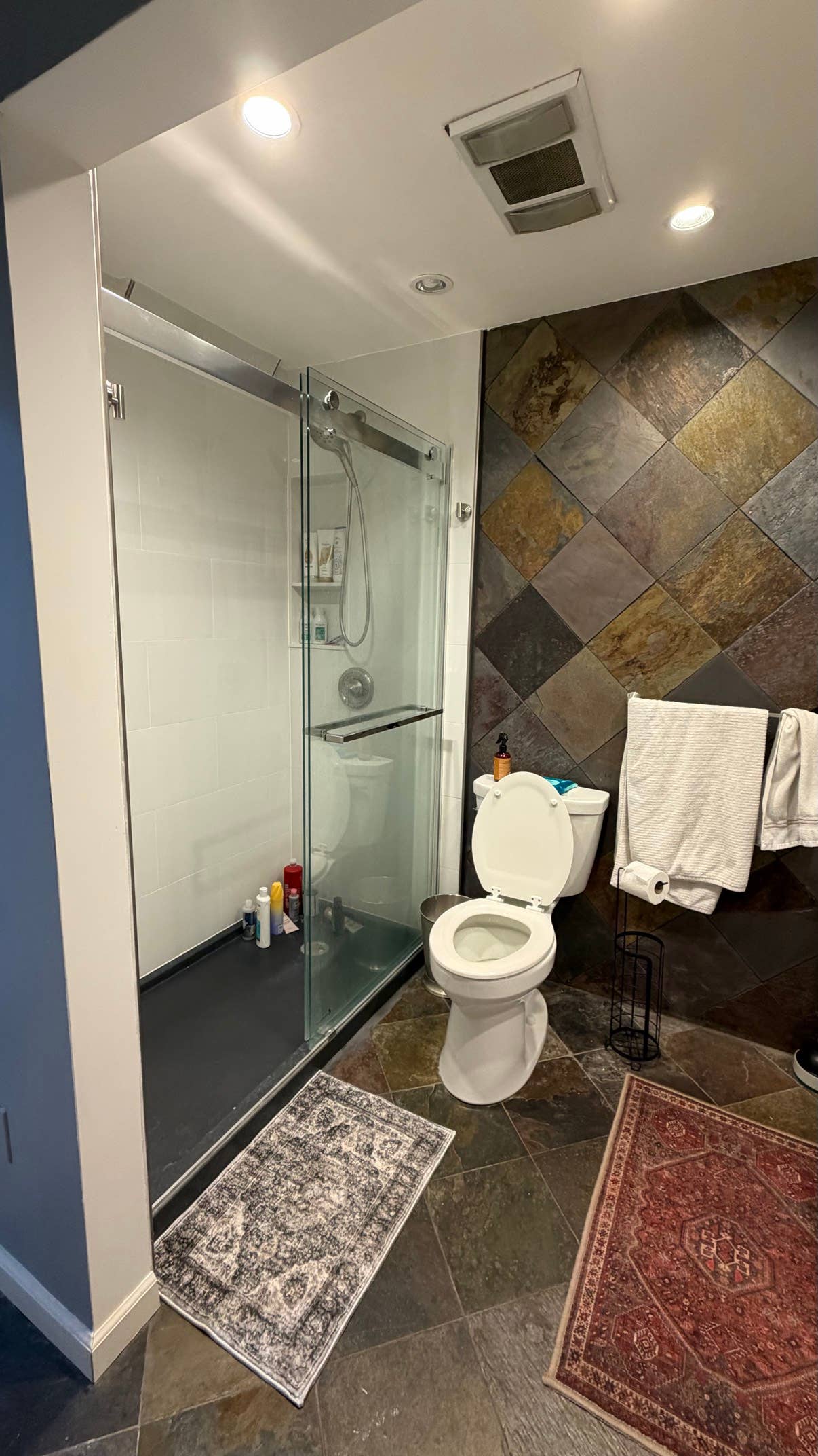 Looking for 1 Female roommate
