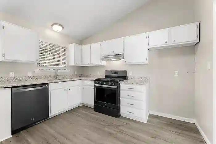 6 BR in Lawrenceville