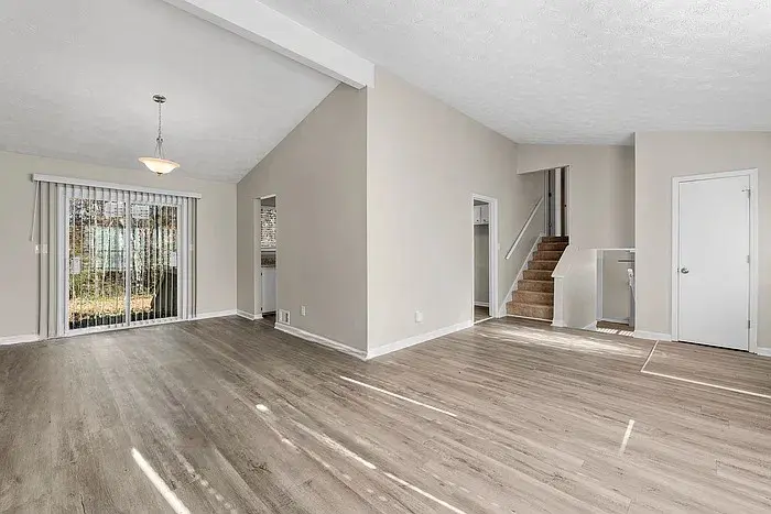 6 BR in Lawrenceville