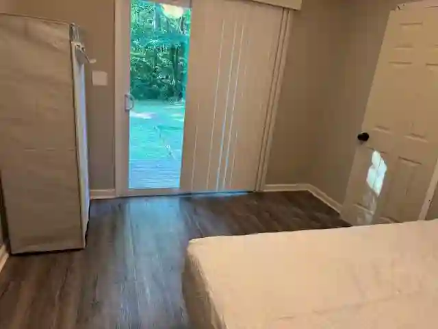6 BR in Lawrenceville