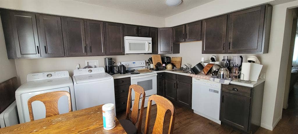 Lease Takeover: 1BD/1.5BA Townhome