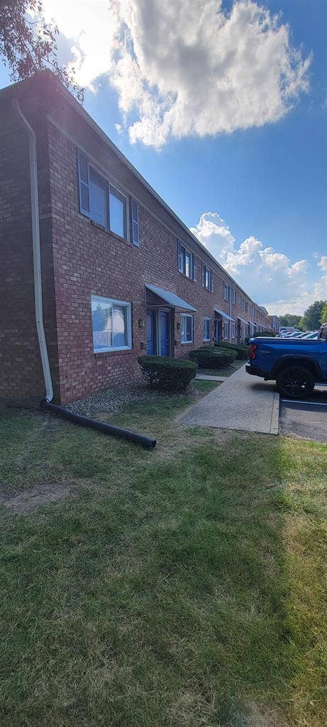 Lease Takeover: 1BD/1.5BA Townhome
