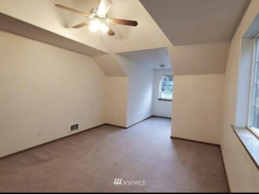 Upstairs bedroom for rent