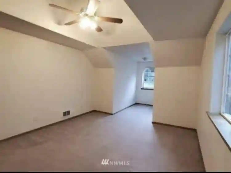 Upstairs bedroom for rent