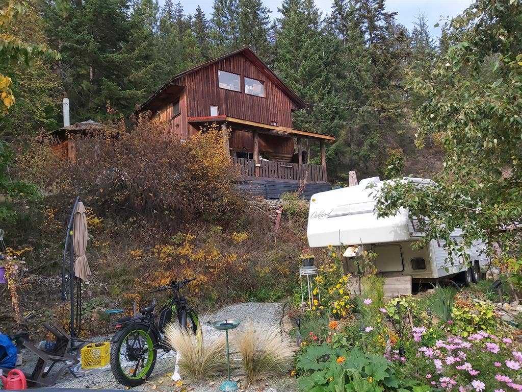 Lee Creek BC Room for Rent