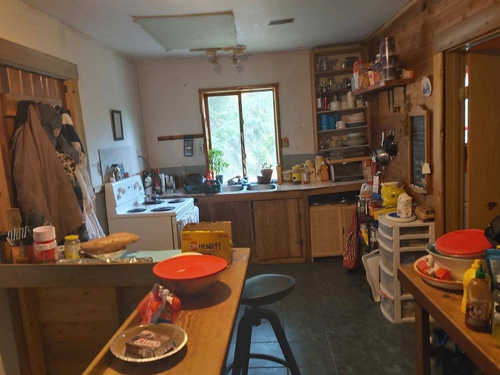 Lee Creek BC Room for Rent