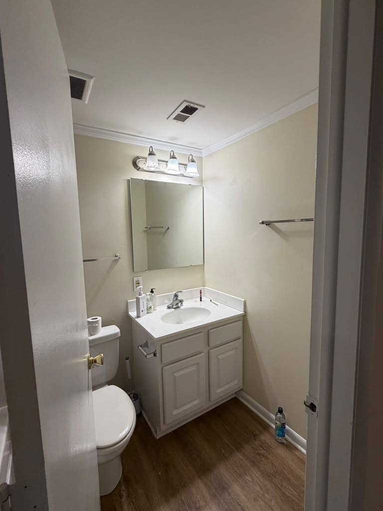 2B2B Ivy Garden Apartment with Den