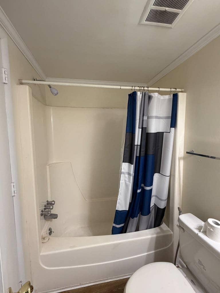 2B2B Ivy Garden Apartment with Den