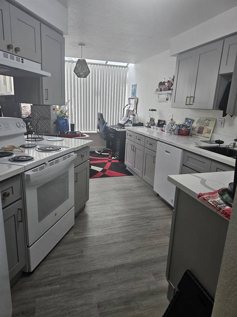 Private Bed/Bath in Quiet Condo
