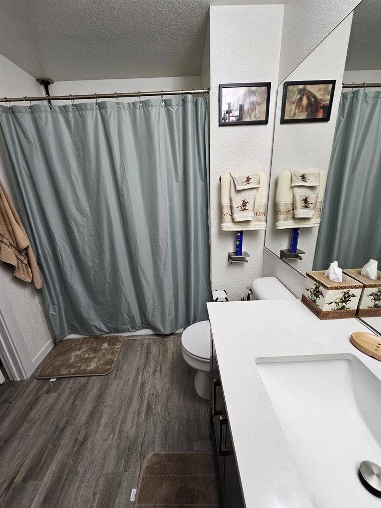 Private Bed/Bath in Quiet Condo