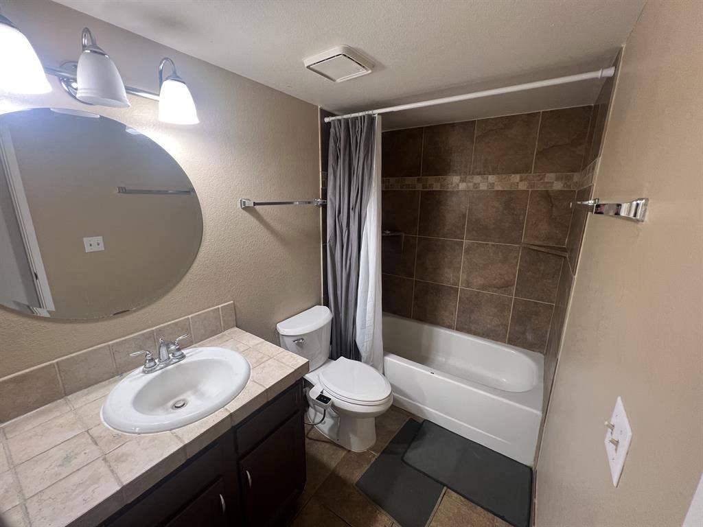 Single private bedroom with bath