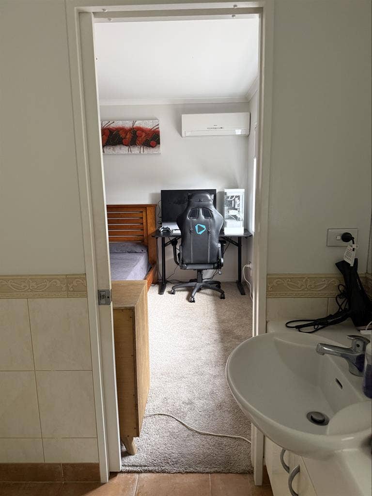 Flatmate wanted (Botany)