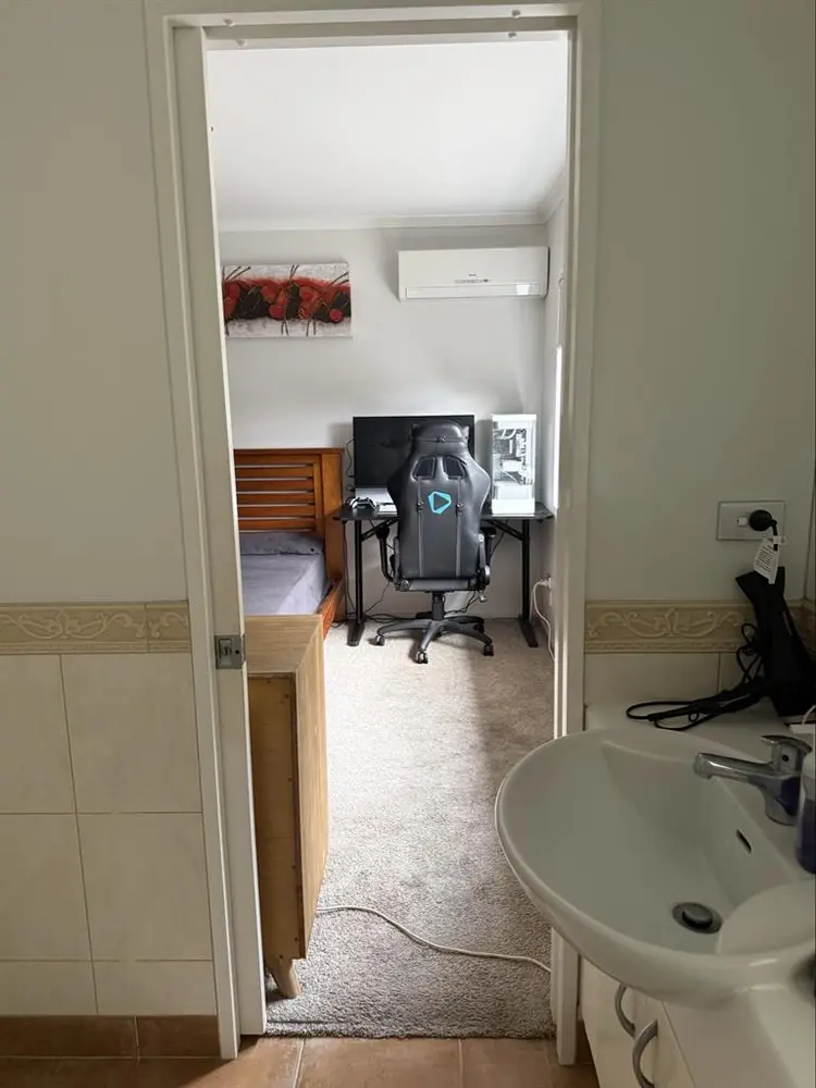 Flatmate wanted (Botany)