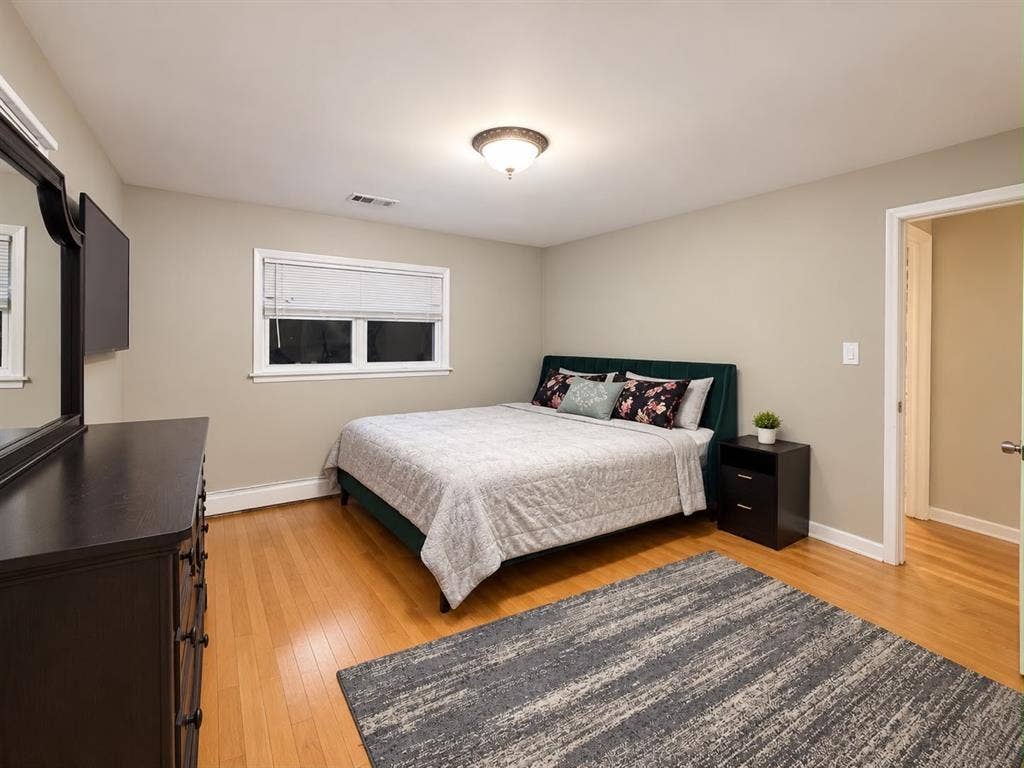 Beautiful Room Available to Rent