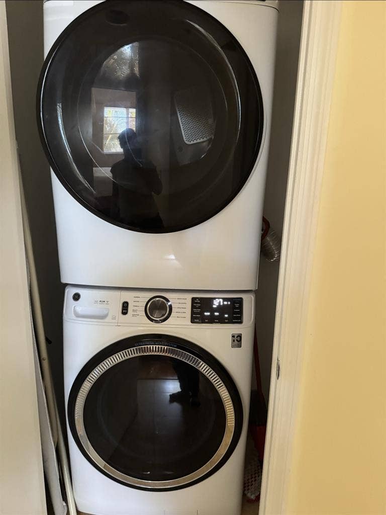 Female roommate wanted