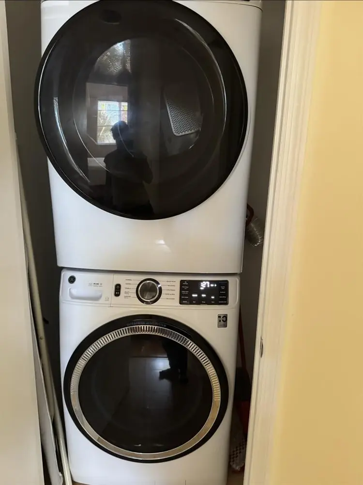 Female roommate wanted