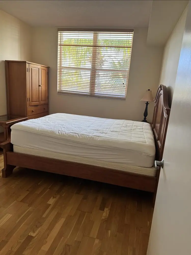 Female roommate wanted